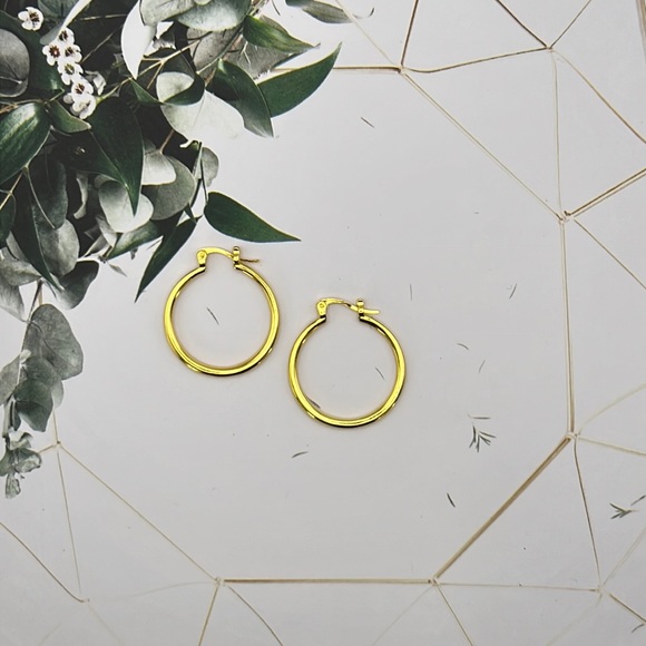 Beautiful 1" 18K Gold Hoop Earrings - Picture 2 of 4